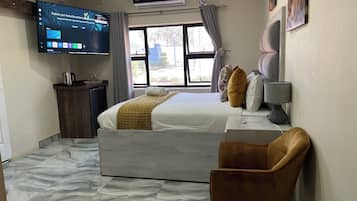 Comfort-Haus, Gemischter Schlafsaal, Poolblick, Poolseite | Schreibtisch, laptopgeeigneter Arbeitsplatz, Bügeleisen/Bügelbrett