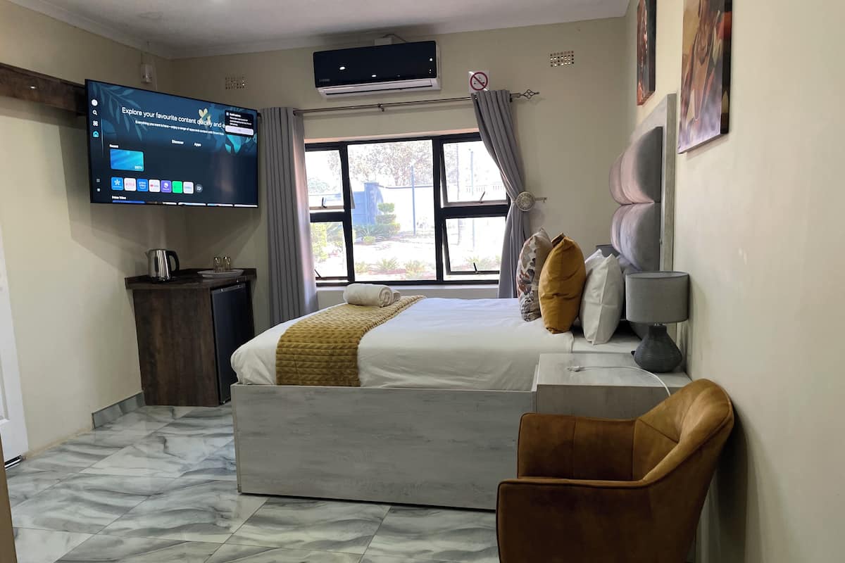 Desk, iron/ironing board, free WiFi