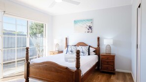 4 bedrooms, desk, iron/ironing board, free WiFi - Endeavour Family Beach House (Torquay)