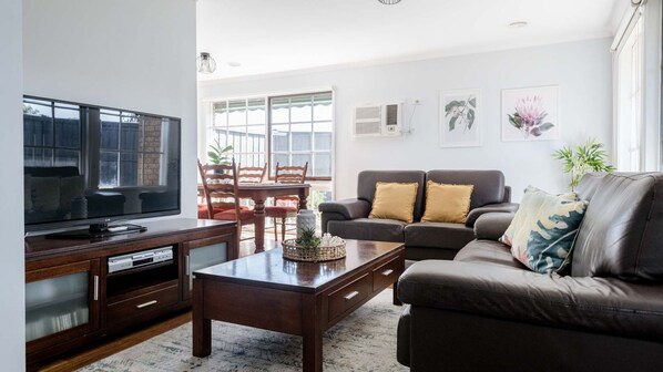 Smart TV, table football, offices - Endeavour Family Beach House (Torquay)