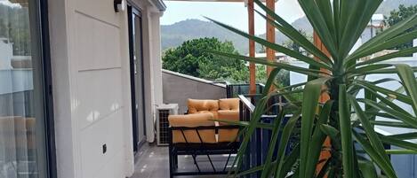 Apartment, Mountain View | 2 bedrooms, in-room safe, laptop workspace, soundproofing