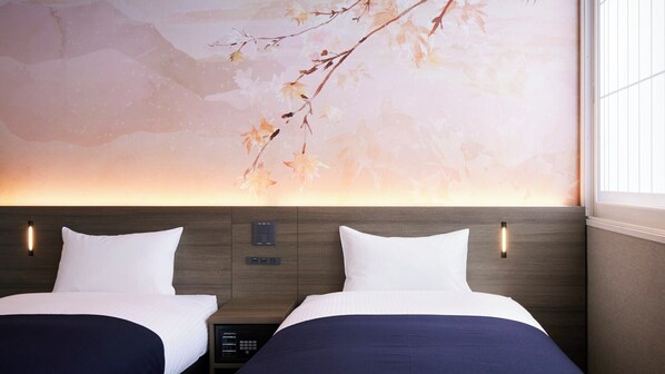 Une chambre d’hôtel avec deux lits, un panneau de commande fixé au mur et un mur décoratif orné de motifs floraux.