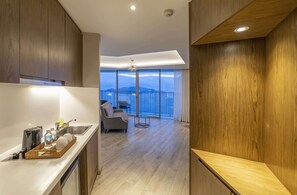 Premier Studio, Bathtub, Sea View | Private kitchenette - LYN Premier Studio Panorama Nha Trang (Nha Trang)