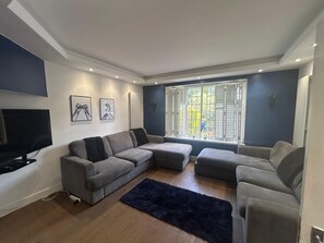 Living area - Cozy1-bedroom Apartment S WiFi n Parking (Grimsby)