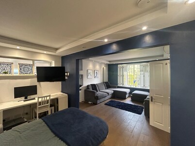 舒適一臥室公寓附 WiFi 和停車位