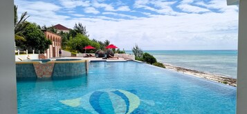 3 piscinas al aire libre, sombrillas