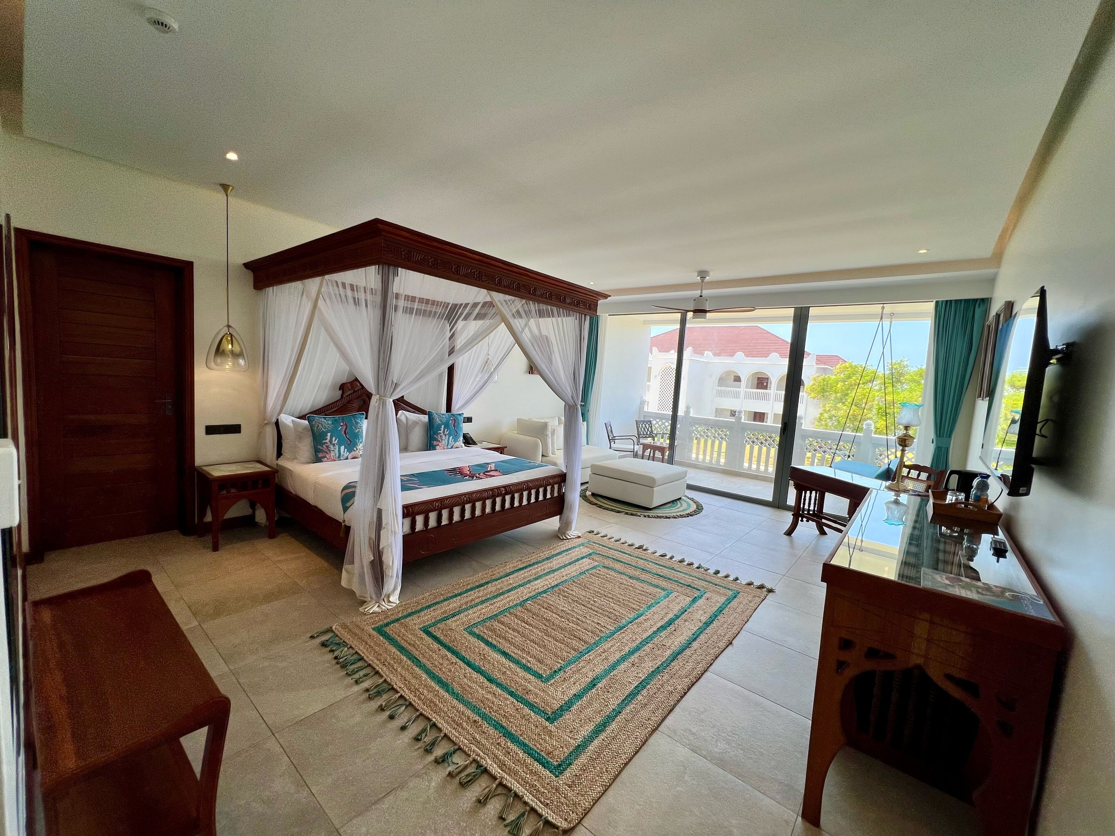 Premium bedding, desk, laptop workspace, WiFi (free)
