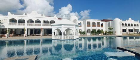 3 outdoor pools, open 7:00 AM to 6:00 PM, pool umbrellas