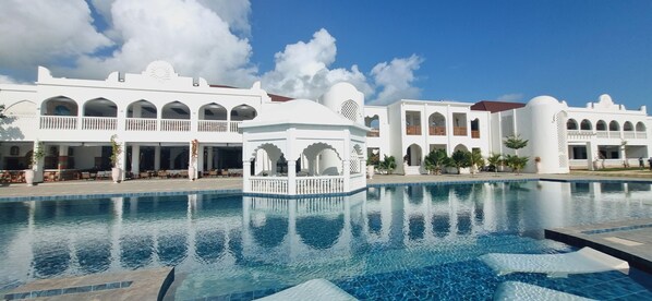 3 outdoor pools, open 7:00 AM to 6:00 PM, pool umbrellas