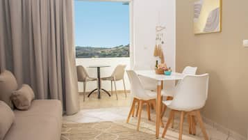 Apartamento superior, vistas al mar | Zona de estar | Juguetes