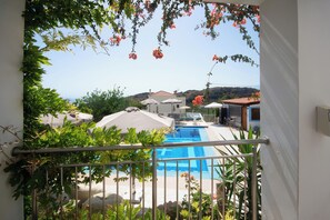 Dolphin | Terrace/patio - Infinity Wellness Apartment Hotel (Platanias)