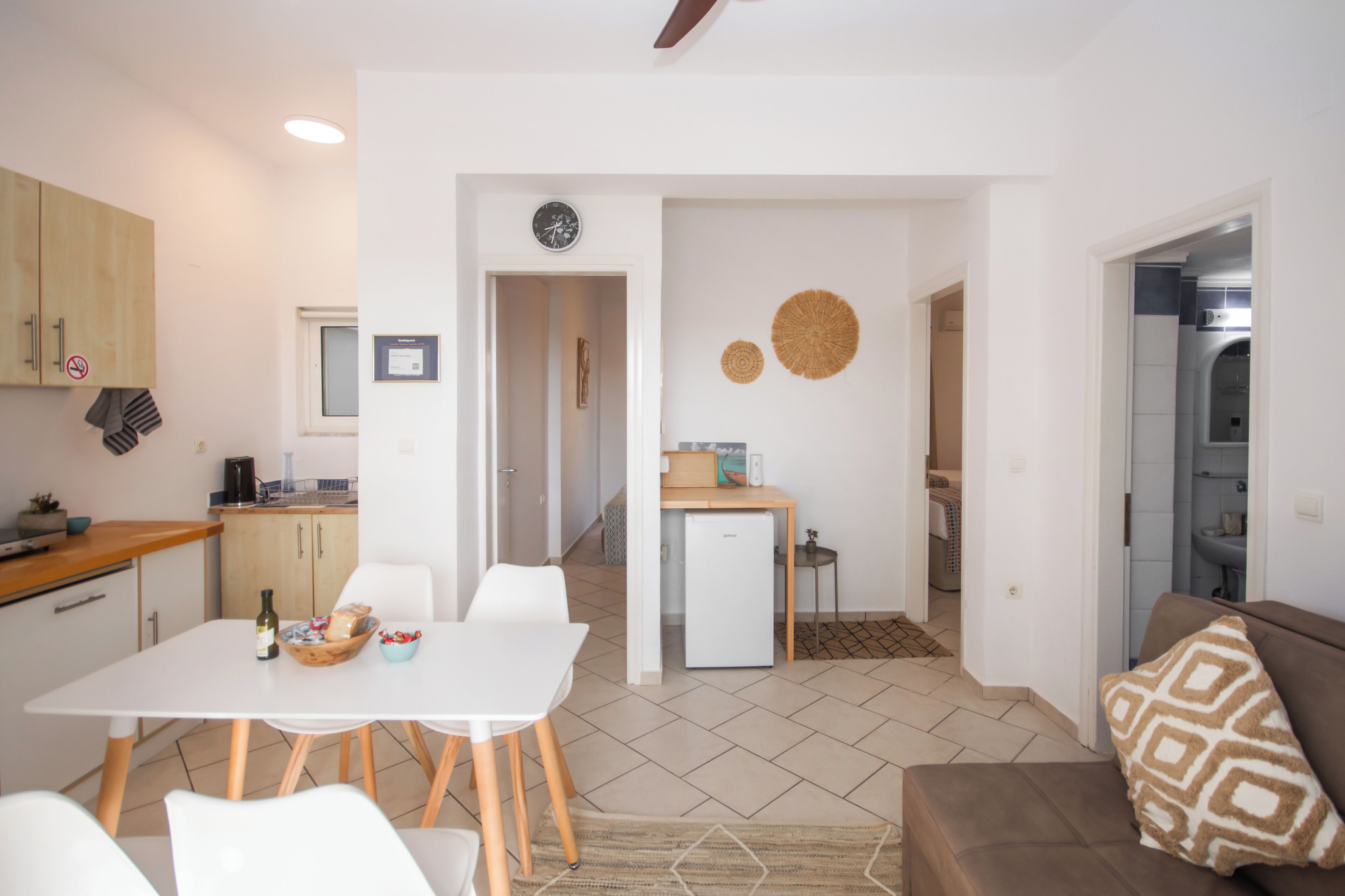 Dolphin | Private kitchen | Mini-fridge, stovetop, high chair