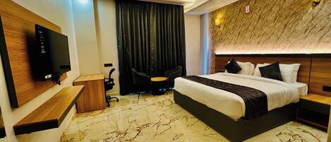 ミニバーのアイテム (無料)、客室ごとに異なる装飾、客室ごとに異なるインテリア、ノートパソコン用作業スペース