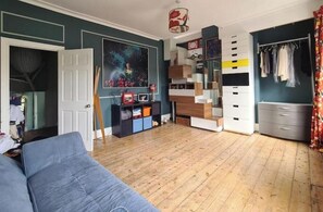 Una televisión, una chimenea