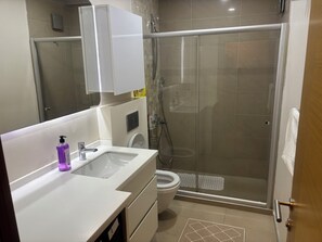 Dusj, hårføner, håndklær og såpe