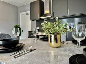 Kjøleskap, mikrobølgeovn, ovn og oppvaskmaskin