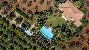 An aerial view of a property with a swimming pool, a house with a tiled roof, and surrounding greenery. - Villa Pineta 6 Emma Villas (Castelvetrano)