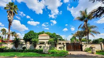 House, 4 Bedrooms, Balcony, Garden View | Bahagian luar