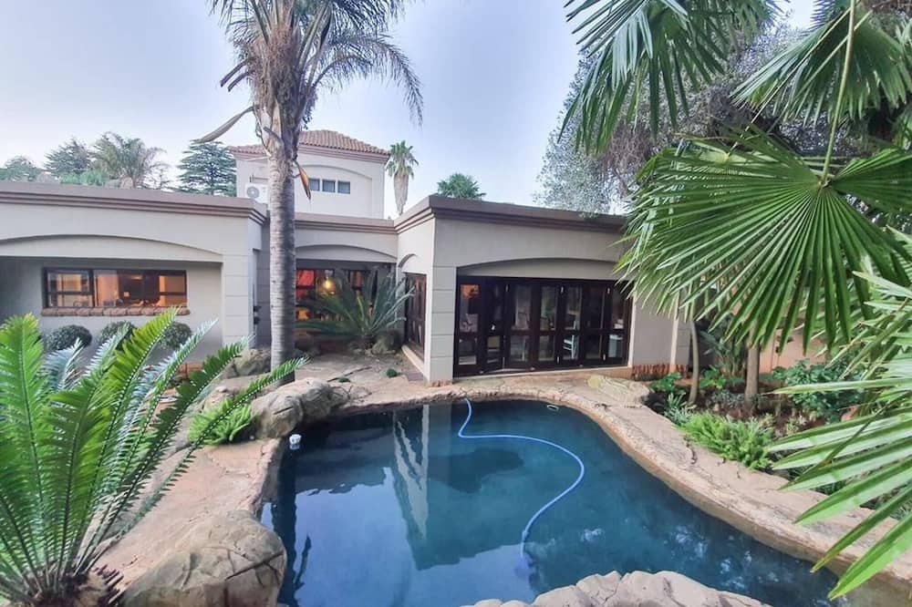Or Tambo Airport Holiday Home