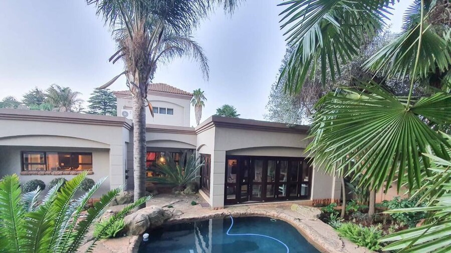 Or Tambo Airport Holiday Home