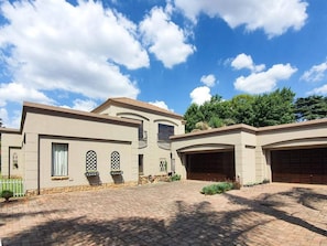 Exterior - Or Tambo Airport Holiday Home (Boksburg)