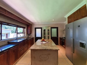 Private kitchen - Or Tambo Airport Holiday Home (Boksburg)