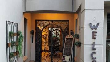 Casa, 4 quartos, sacada, vista para o jardim | Entrada da propriedade