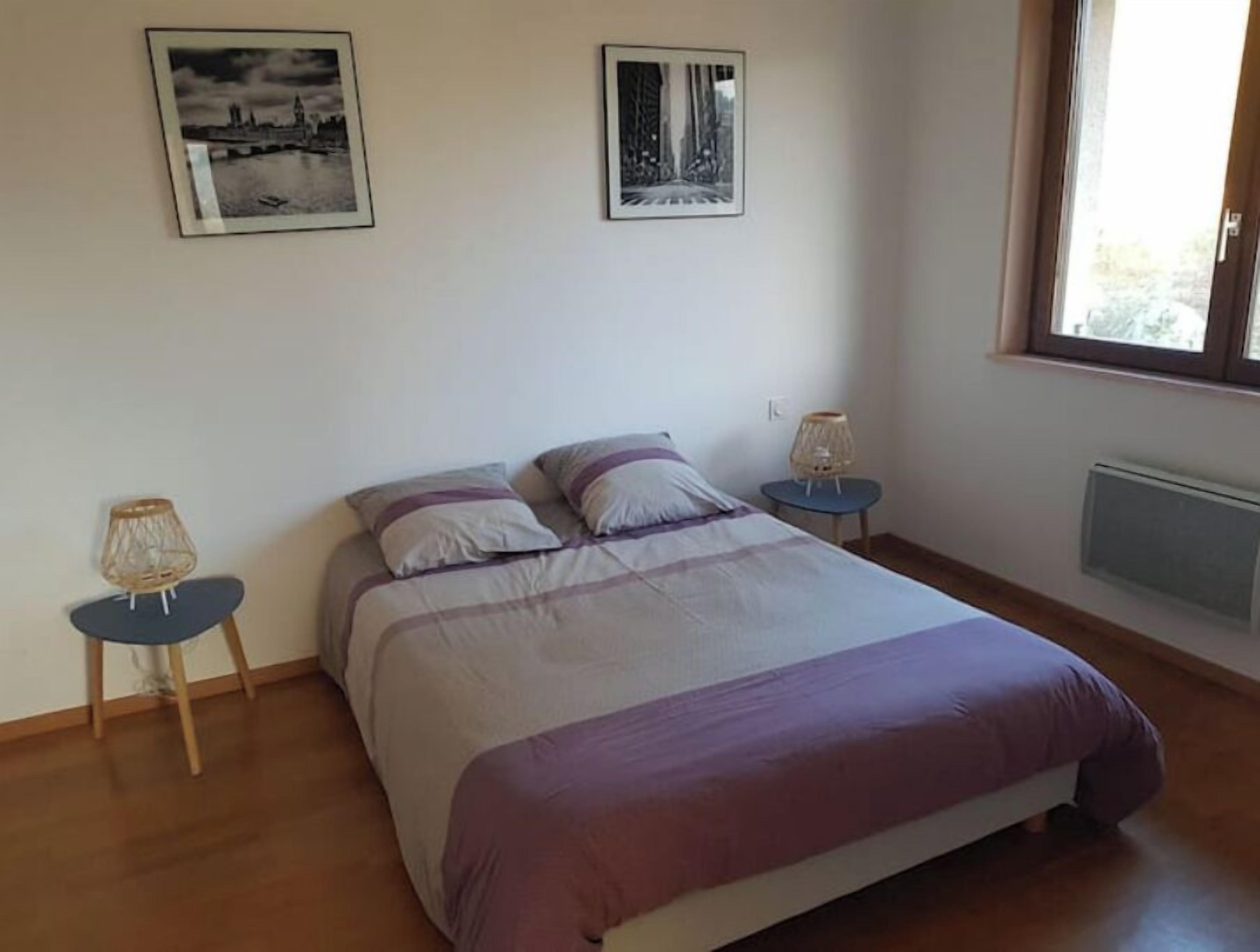 3 chambres, bureau, fer et planche à repasser, lit parapluie