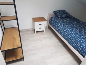 3 chambres, bureau, fer et planche à repasser, lit parapluie