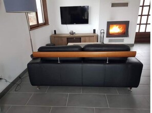 TV connectée, livres, chaîne hi-fi