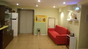 Lobby-lounge