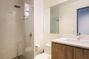 Suihku, hiustenkuivaaja, pyyhkeet