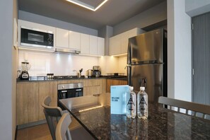 Microondas, horno, parrilla de estufa y cafetera y tetera 