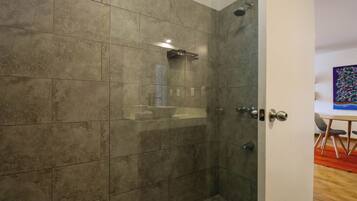Dusche, Haartrockner, Handtücher, Shampoo