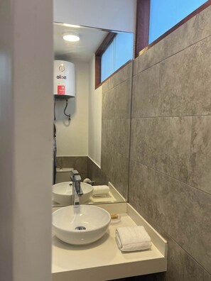 Bruser, hårtørrer, håndklæder