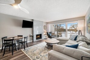 TV, fireplace - Tee Time on Valleyway Drive (Williamsburg)