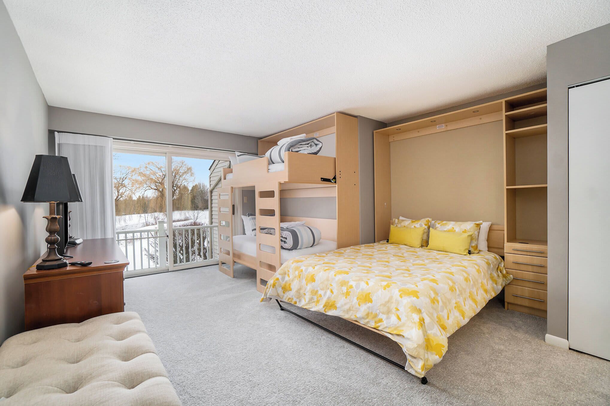 3 habitaciones, tabla de planchar con plancha, wifi y ropa de cama 