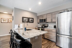 Fridge, microwave, oven, stovetop - Tee Time on Valleyway Drive (Williamsburg)