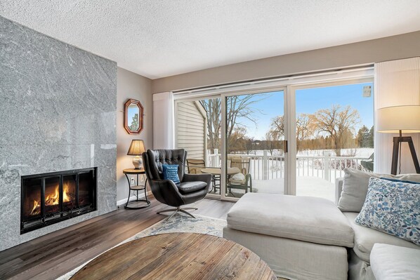 TV, fireplace - Tee Time on Valleyway Drive (Williamsburg)