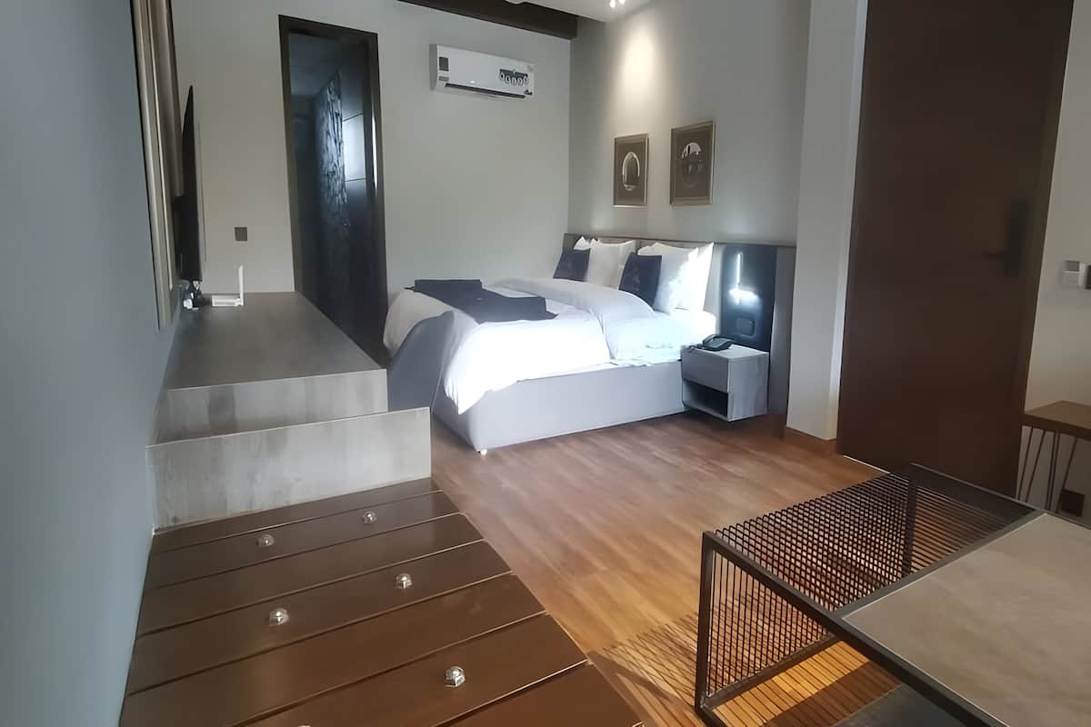 Deluxe Room, Mountain View | 1 bedroom, desk, laptop workspace, iron/ironing board