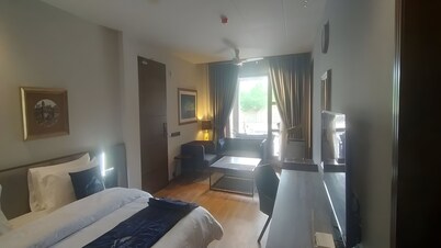 Pinnacle Executive Lodges