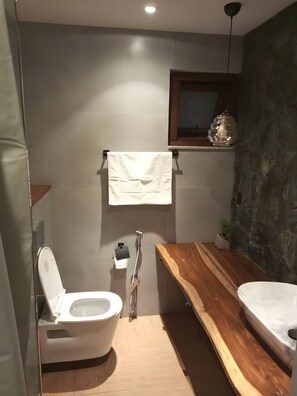 ฝักบัว, รองเท้าสวมภายในห้อง, ผ้าเช็ดตัว, สบู่