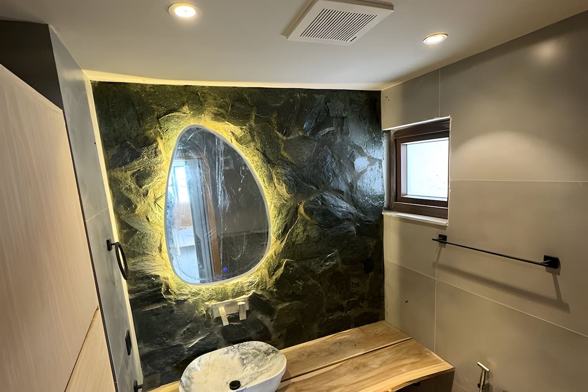 Douche, pantoufles, serviettes fournies, savon