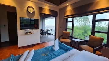 Premier Suite | 1 bedroom, desk, laptop workspace, iron/ironing board