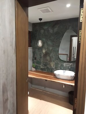 Chuveiro, chinelos, toalhas de banho, sabonete