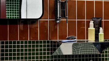 Bruser, miljøvenlige toiletartikler, hårtørrer, håndklæder