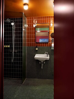 Douche, articles de toilette écologiques, sèche-cheveux