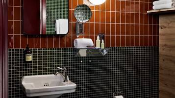 Ducha, secador de pelo y toallas