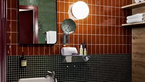A bathroom with a sink, mirror, and towel rack. - Cozy Studio Apartment for 2 (København)
