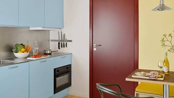 Fridge, oven, stovetop, coffee/tea maker